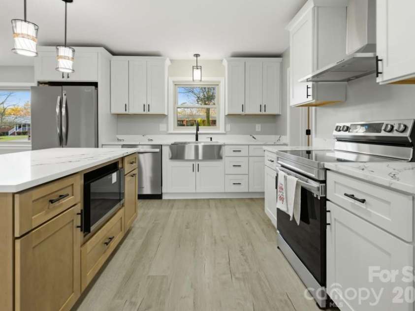 415 Kimmswick Road, Charlotte, NC 28214.  MLS# CAR4358484, YatesRealty ID 14532. Kitchen