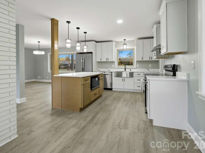 415 Kimmswick Road, Charlotte, NC 28214.  MLS# CAR4358484, YatesRealty ID 14532. Kitchen