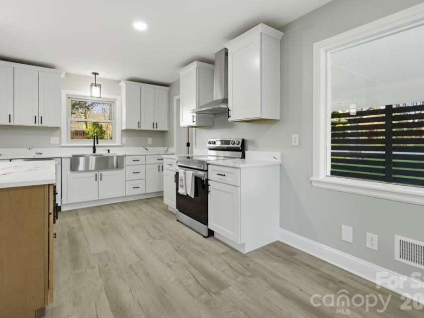 415 Kimmswick Road, Charlotte, NC 28214.  MLS# CAR4358484, YatesRealty ID 14532. Kitchen