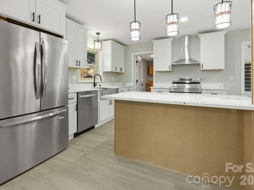 415 Kimmswick Road, Charlotte, NC 28214.  MLS# CAR4358484, YatesRealty ID 14532. Kitchen 