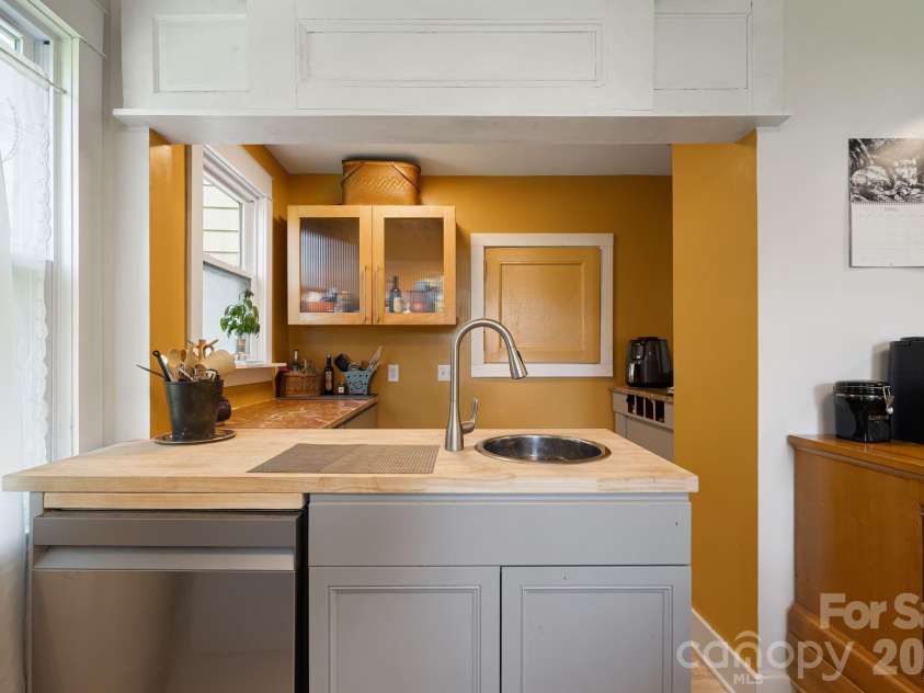 79 Walnut Street, Hot Springs, NC 28743.  MLS# CAR4371503, YatesRealty ID 14532. 