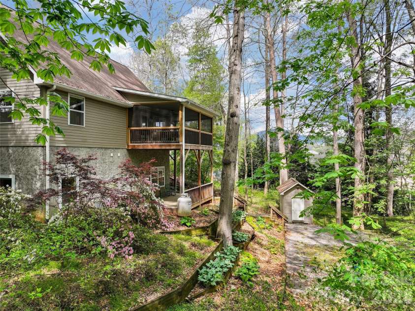 215 Atkins Loop, Lake Junaluska, NC 28745.  MLS# CAR4359248, YatesRealty ID 14536. 