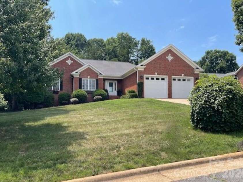 4945 Brookridge Drive, Hickory, NC 28601.  MLS# CAR4360222, YatesRealty ID 14537. 