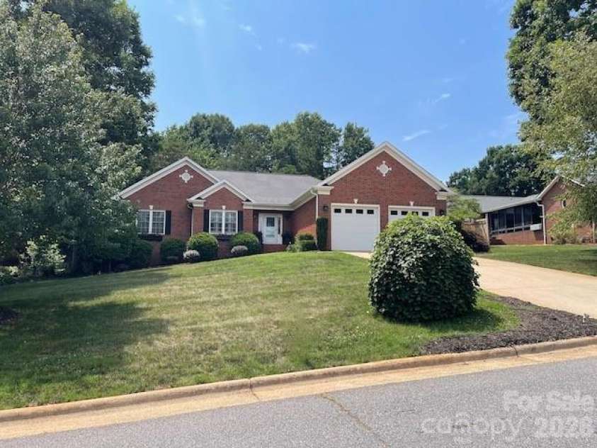 4945 Brookridge Drive, Hickory, NC 28601.  MLS# CAR4360222, YatesRealty ID 14537. 