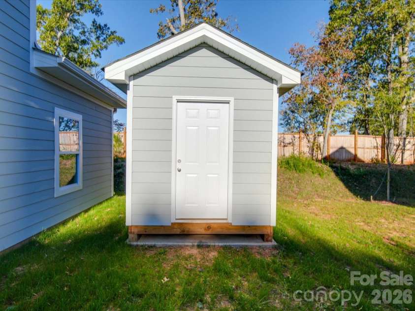 560 Geneva Circle, Gastonia, NC 28056.  MLS# CAR4186288, YatesRealty ID 14538. 
