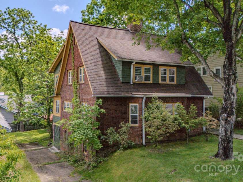 69 Austin Avenue, Asheville, NC 28801.  MLS# CAR4261007, YatesRealty ID 14540. 