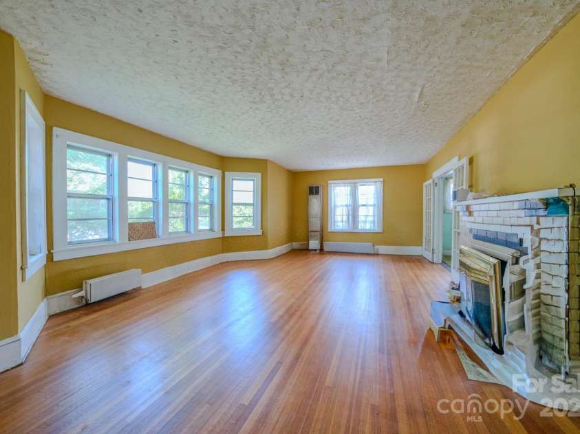 69 Austin Avenue, Asheville, NC 28801.  MLS# CAR4261007, YatesRealty ID 14540. 