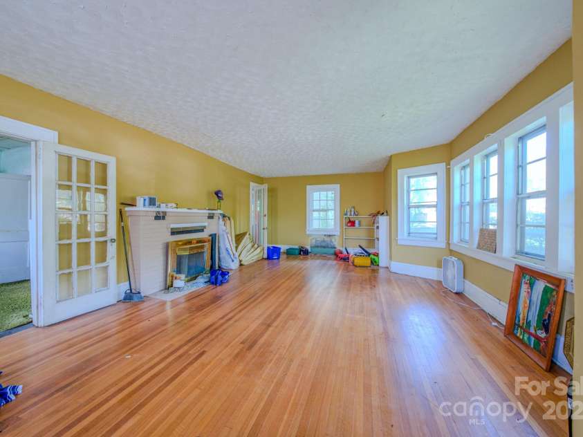 69 Austin Avenue, Asheville, NC 28801.  MLS# CAR4261007, YatesRealty ID 14540. 