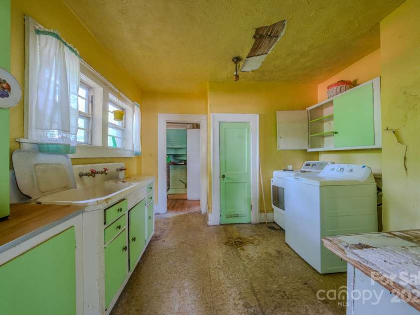 69 Austin Avenue, Asheville, NC 28801.  MLS# CAR4261007, YatesRealty ID 14540. 