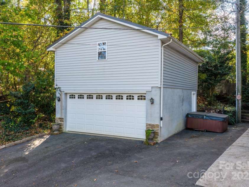 820 Peacehaven Place, Lenoir, NC 28645.  MLS# CAR4315958, YatesRealty ID 14540. 