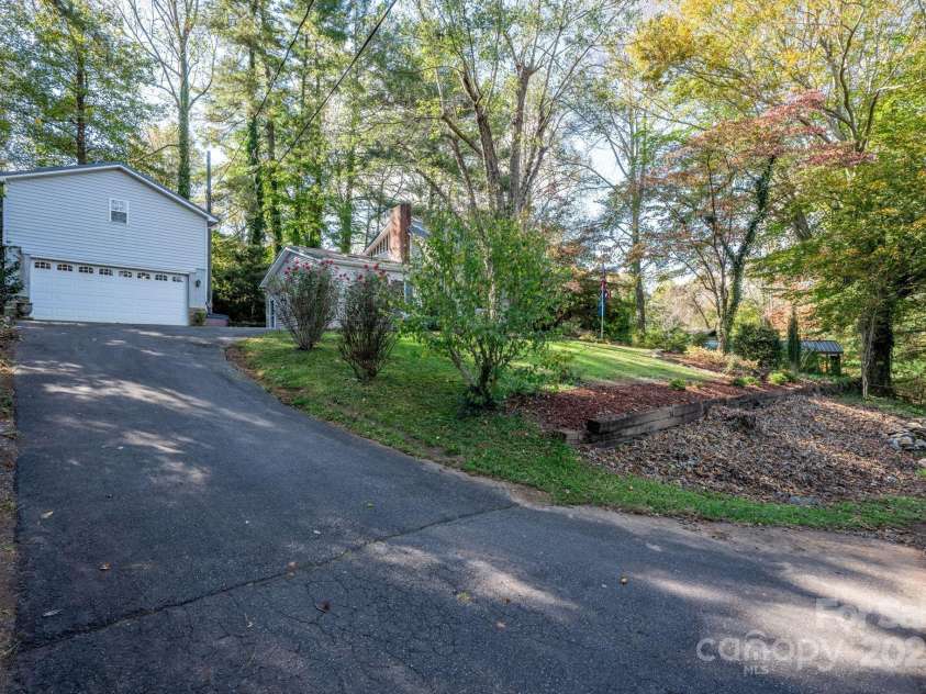820 Peacehaven Place, Lenoir, NC 28645.  MLS# CAR4315958, YatesRealty ID 14540. 