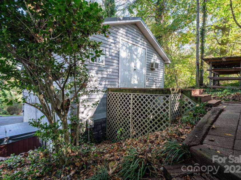 820 Peacehaven Place, Lenoir, NC 28645.  MLS# CAR4315958, YatesRealty ID 14540. 