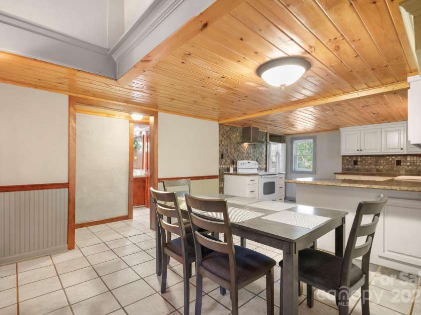 820 Peacehaven Place, Lenoir, NC 28645.  MLS# CAR4315958, YatesRealty ID 14540. 
