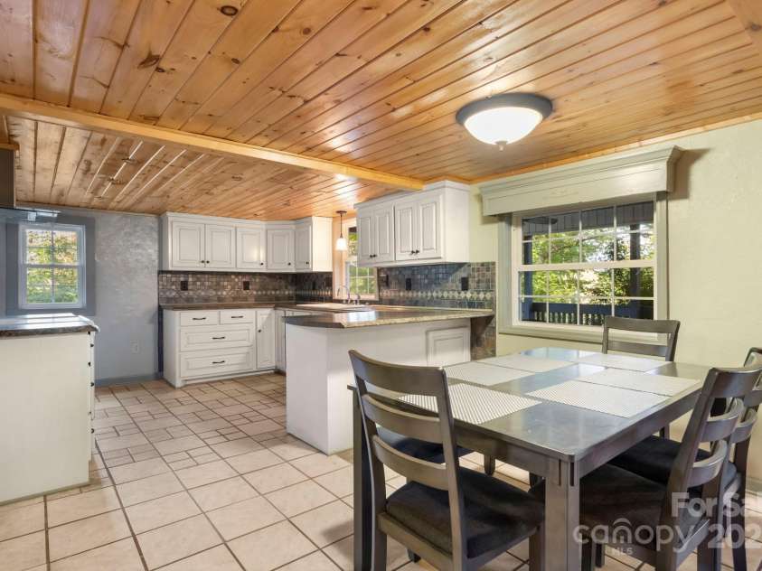 820 Peacehaven Place, Lenoir, NC 28645.  MLS# CAR4315958, YatesRealty ID 14540. 