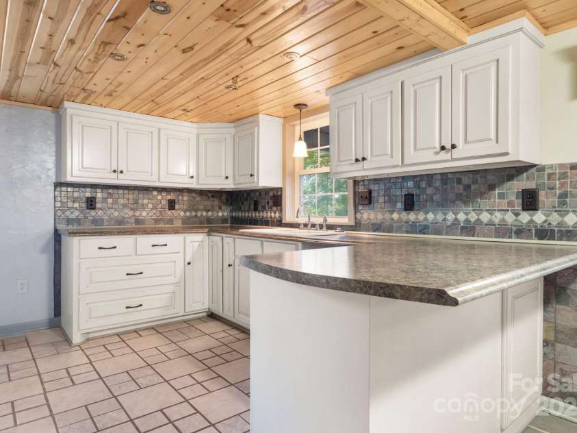 820 Peacehaven Place, Lenoir, NC 28645.  MLS# CAR4315958, YatesRealty ID 14540. 
