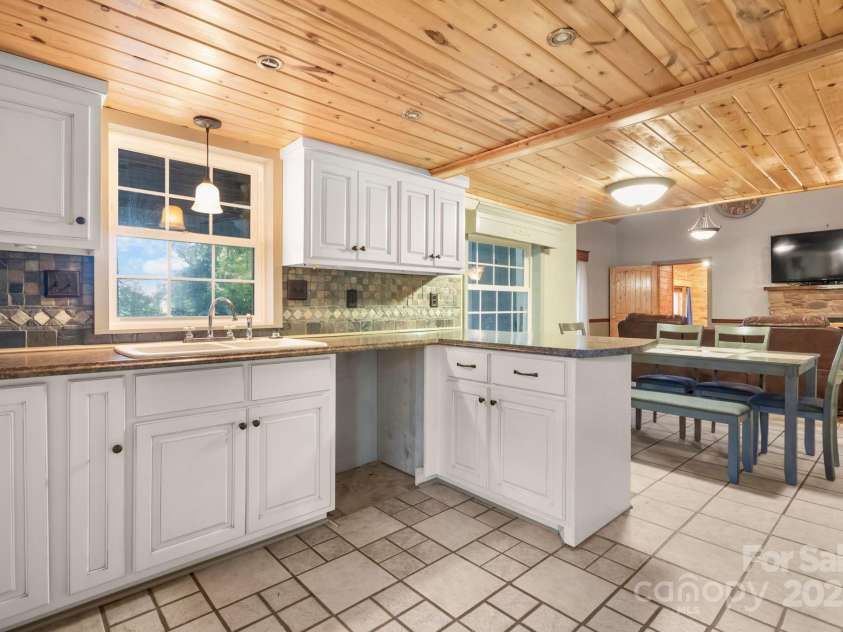 820 Peacehaven Place, Lenoir, NC 28645.  MLS# CAR4315958, YatesRealty ID 14540. 