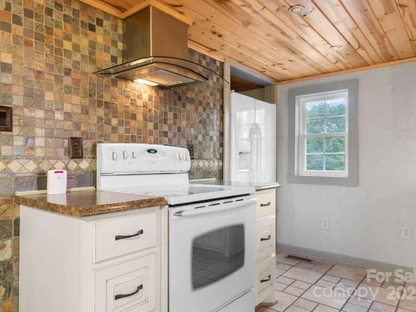 820 Peacehaven Place, Lenoir, NC 28645.  MLS# CAR4315958, YatesRealty ID 14540. 