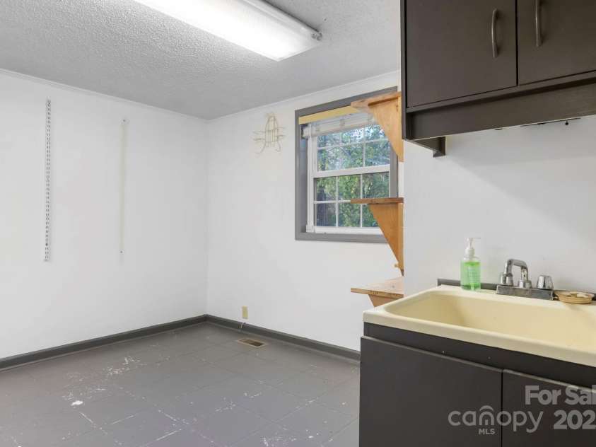 820 Peacehaven Place, Lenoir, NC 28645.  MLS# CAR4315958, YatesRealty ID 14540. 
