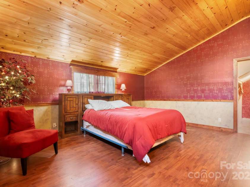 820 Peacehaven Place, Lenoir, NC 28645.  MLS# CAR4315958, YatesRealty ID 14540. 