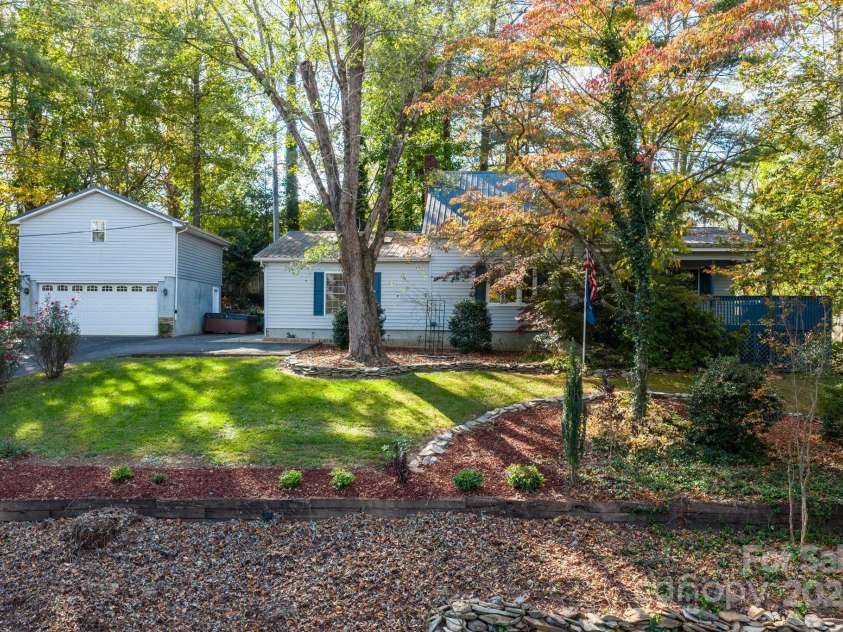 820 Peacehaven Place, Lenoir, NC 28645.  MLS# CAR4315958, YatesRealty ID 14540. 