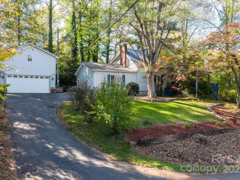 820 Peacehaven Place, Lenoir, NC 28645.  MLS# CAR4315958, YatesRealty ID 14540. 