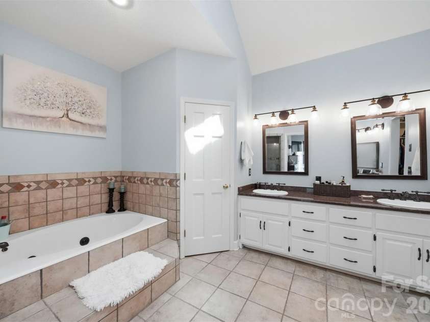 401 Stonecroft Drive, Lenoir, NC 28645.  MLS# CAR4368278, YatesRealty ID 14542. 