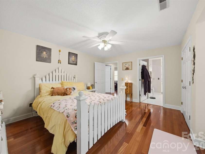 401 Stonecroft Drive, Lenoir, NC 28645.  MLS# CAR4368278, YatesRealty ID 14542. 