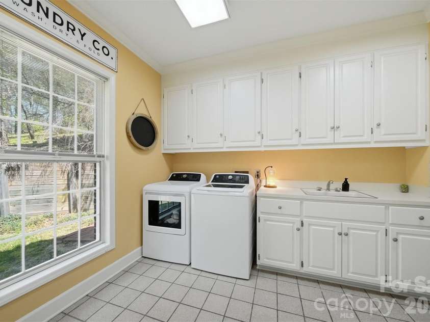 401 Stonecroft Drive, Lenoir, NC 28645.  MLS# CAR4368278, YatesRealty ID 14542. 