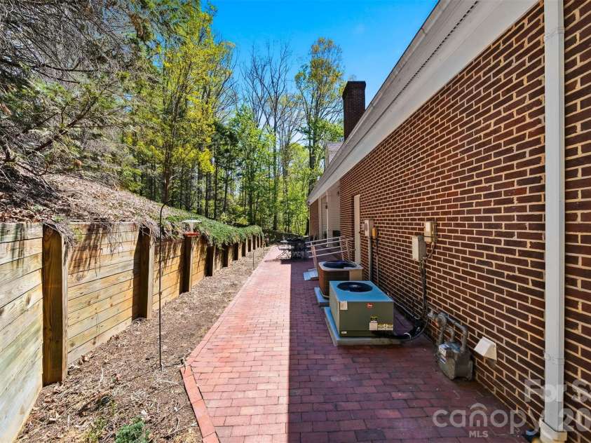 401 Stonecroft Drive, Lenoir, NC 28645.  MLS# CAR4368278, YatesRealty ID 14542. 