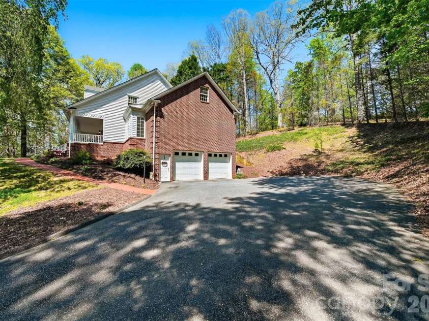 401 Stonecroft Drive, Lenoir, NC 28645.  MLS# CAR4368278, YatesRealty ID 14542. 