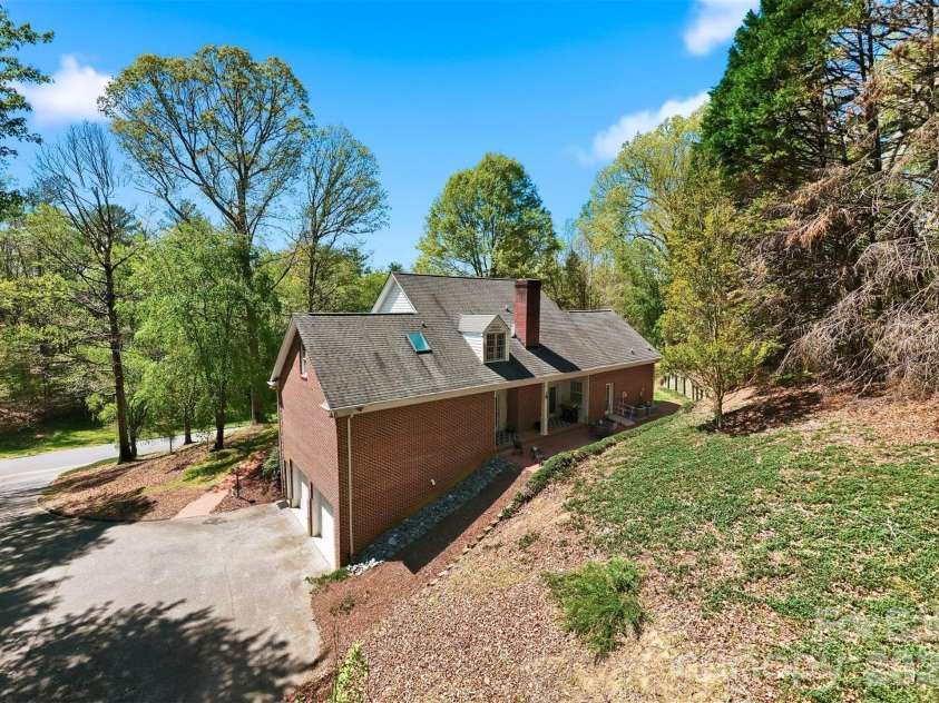 401 Stonecroft Drive, Lenoir, NC 28645.  MLS# CAR4368278, YatesRealty ID 14542. 