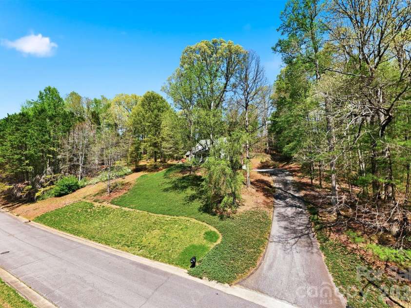 401 Stonecroft Drive, Lenoir, NC 28645.  MLS# CAR4368278, YatesRealty ID 14542. 