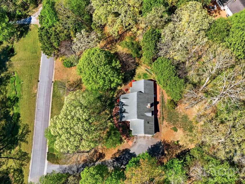 401 Stonecroft Drive, Lenoir, NC 28645.  MLS# CAR4368278, YatesRealty ID 14542. 