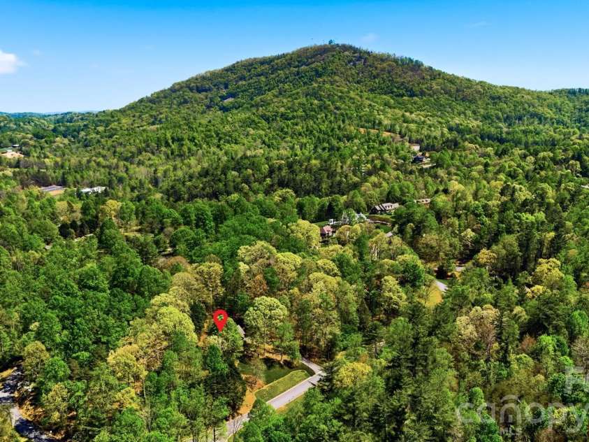 401 Stonecroft Drive, Lenoir, NC 28645.  MLS# CAR4368278, YatesRealty ID 14542. 