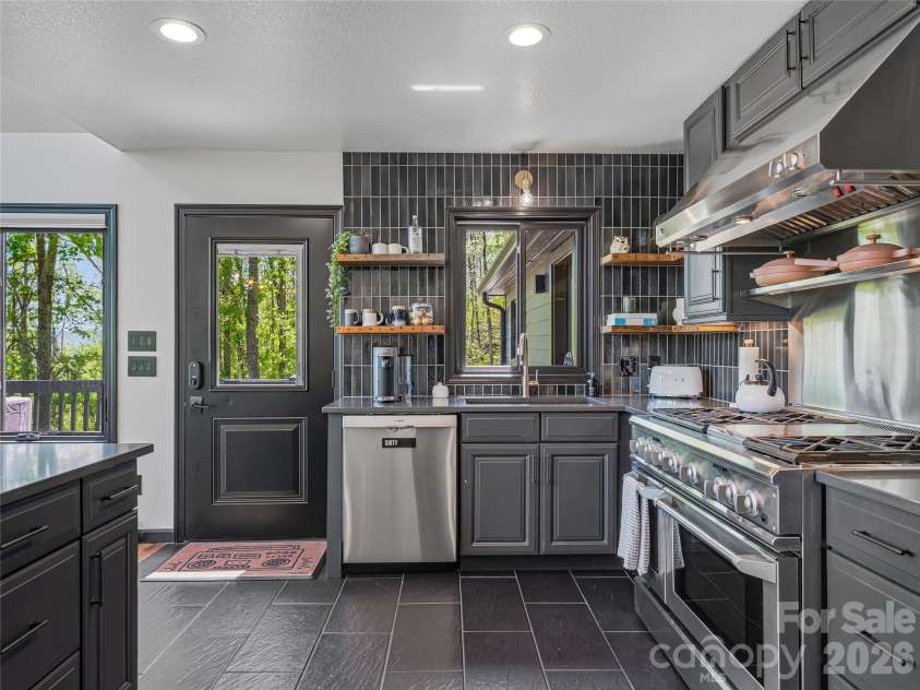 110 North Knob Lane, Weaverville, NC 28787.  MLS# CAR4370208, YatesRealty ID 14543. 