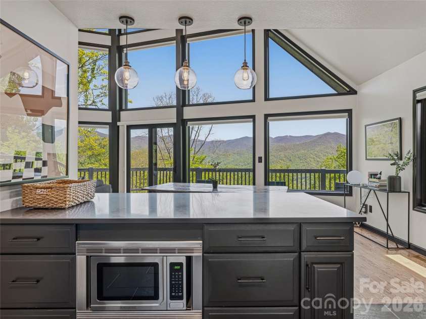110 North Knob Lane, Weaverville, NC 28787.  MLS# CAR4370208, YatesRealty ID 14543. 