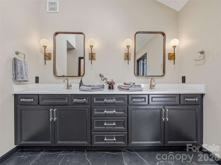 110 North Knob Lane, Weaverville, NC 28787.  MLS# CAR4370208, YatesRealty ID 14543. 