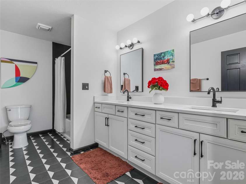 110 North Knob Lane, Weaverville, NC 28787.  MLS# CAR4370208, YatesRealty ID 14543. 