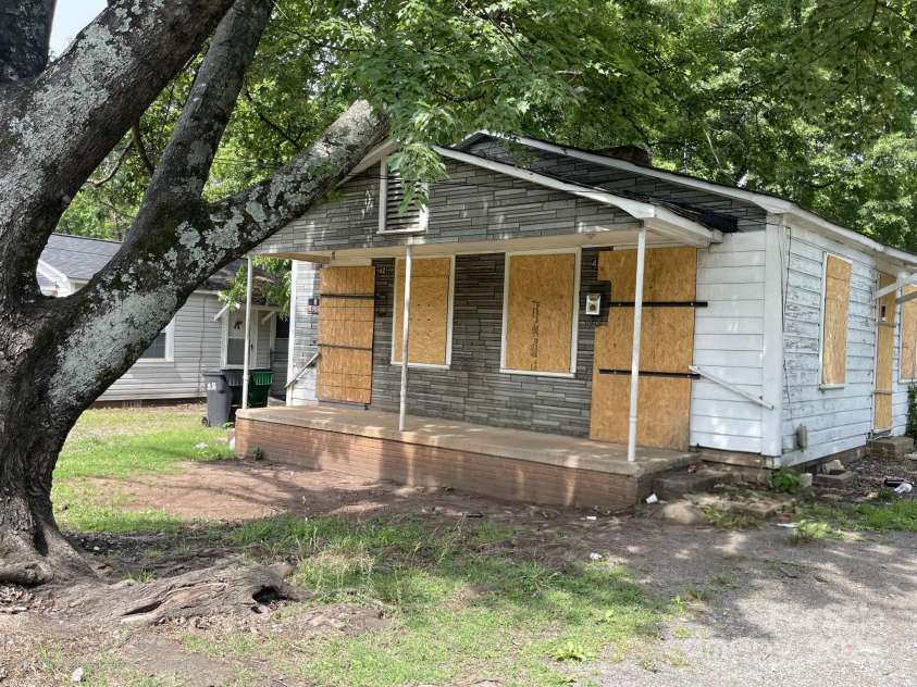 421 Skyland Avenue, Charlotte, NC 28205.  MLS# CAR4262746, YatesRealty ID 14544. 421/423 Skyland Ave