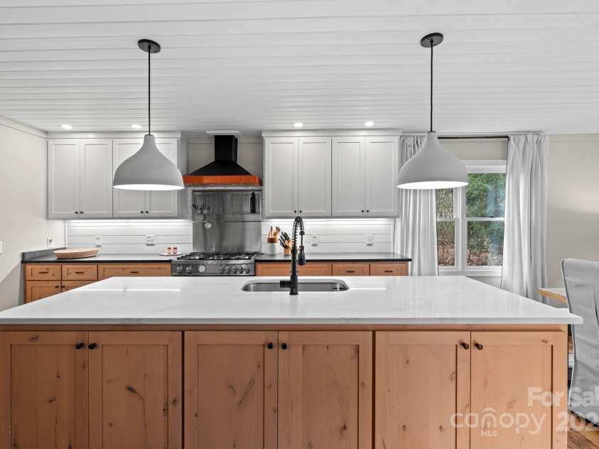 140 Lost Trail, Highlands, NC 28741.  MLS# CAR4259690, YatesRealty ID 14548. 