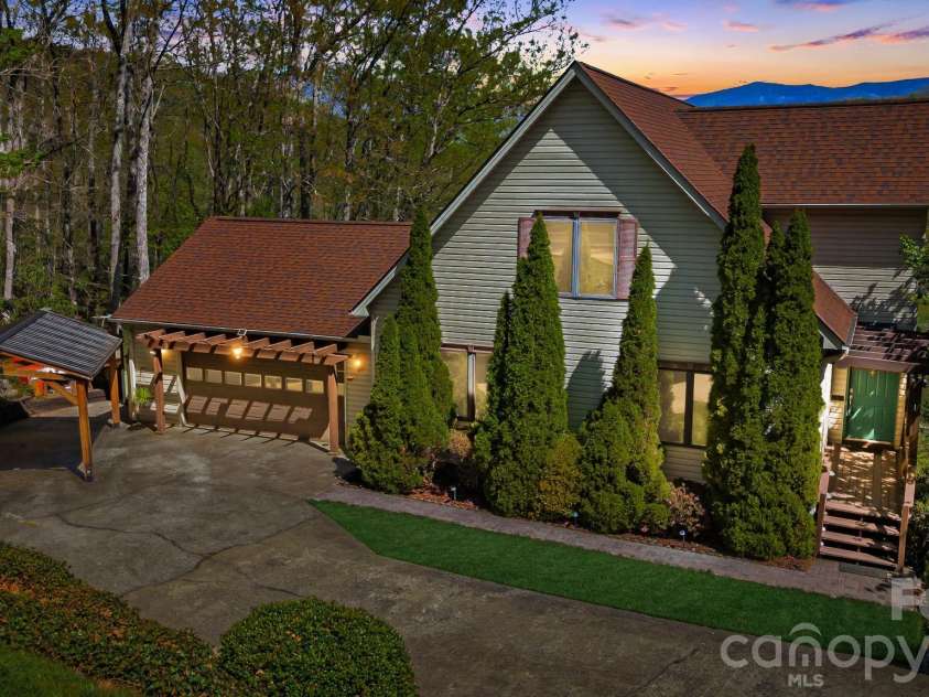 144 Hilltop Road, Black Mountain, NC 28711.  MLS# CAR4368587, YatesRealty ID 14548. 