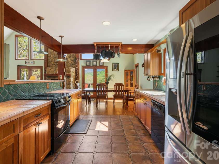 144 Hilltop Road, Black Mountain, NC 28711.  MLS# CAR4368587, YatesRealty ID 14548. Kitchen