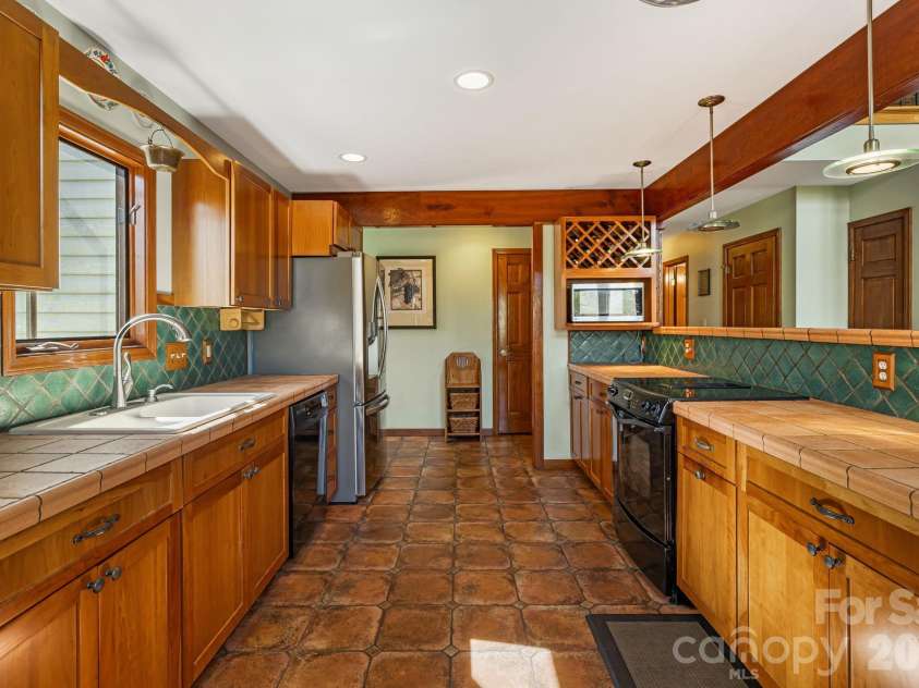 144 Hilltop Road, Black Mountain, NC 28711.  MLS# CAR4368587, YatesRealty ID 14548. Kitchen