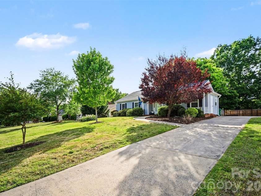 2706 Lytham Drive, Charlotte, NC 28210.  MLS# CAR4373148, YatesRealty ID 14549. 
