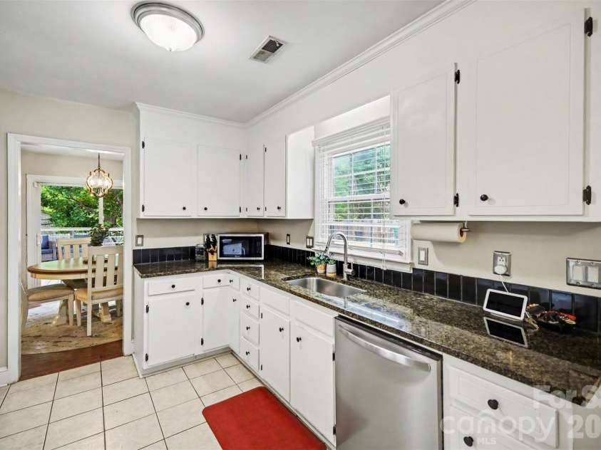 2706 Lytham Drive, Charlotte, NC 28210.  MLS# CAR4373148, YatesRealty ID 14549. 