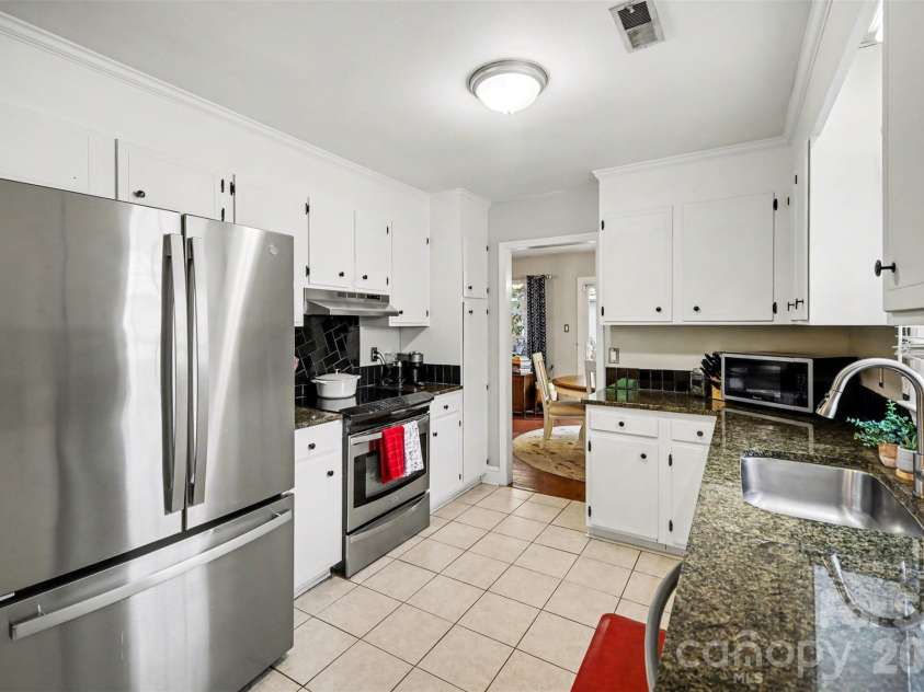 2706 Lytham Drive, Charlotte, NC 28210.  MLS# CAR4373148, YatesRealty ID 14549. 