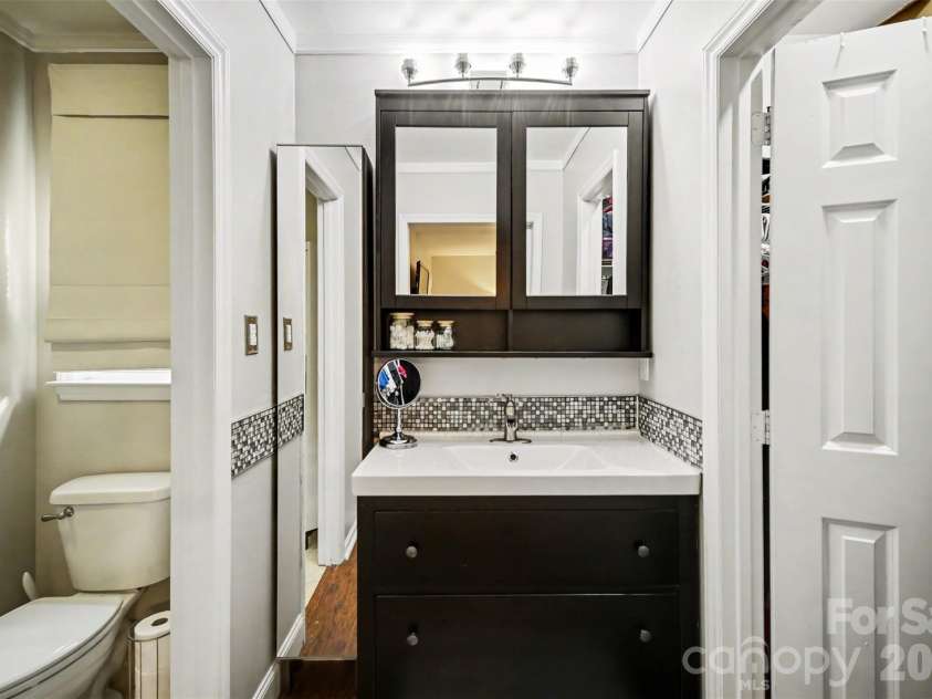 2706 Lytham Drive, Charlotte, NC 28210.  MLS# CAR4373148, YatesRealty ID 14549. 