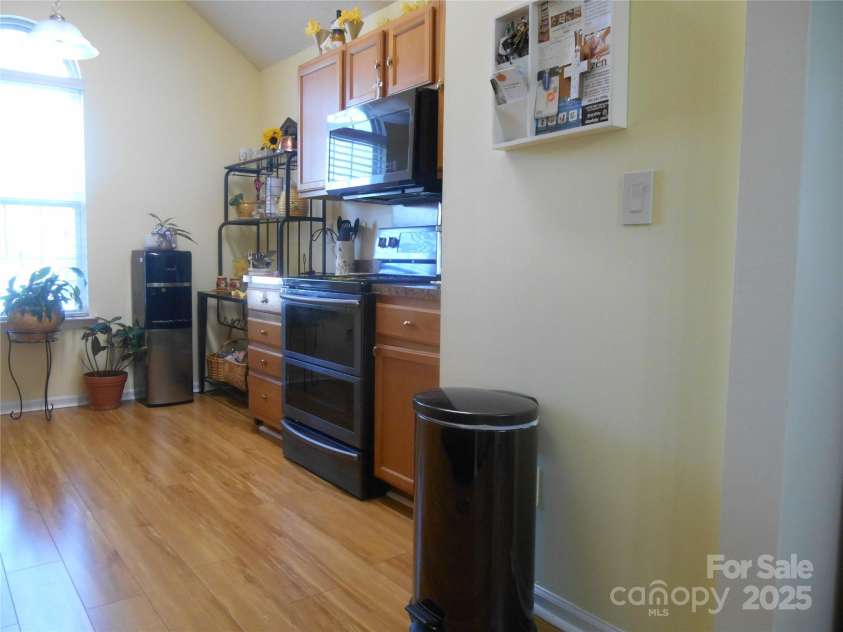 158 Margaret Turner Road, Charlotte, NC 28216.  MLS# CAR4243785, YatesRealty ID 1455. Kitchen with vaulted ceilings.