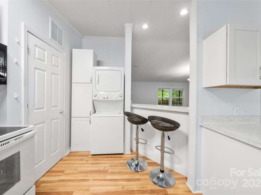 3 Double Oaks Drive, Asheville, NC 28805.  MLS# CAR4260615, YatesRealty ID 14550. 