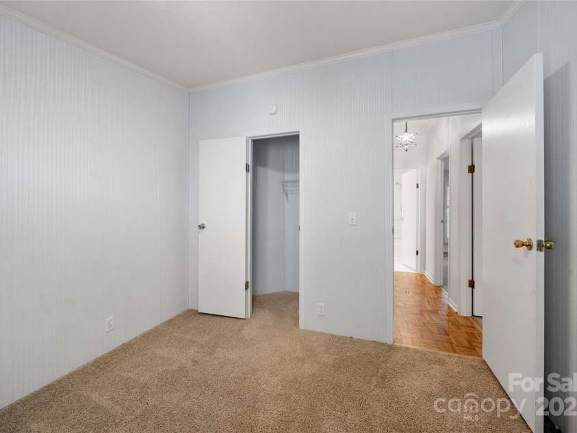 3 Double Oaks Drive, Asheville, NC 28805.  MLS# CAR4260615, YatesRealty ID 14550. 